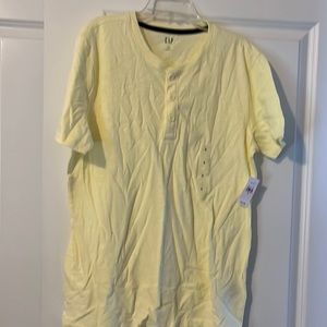 Gap mens tshirt with buttons on top
